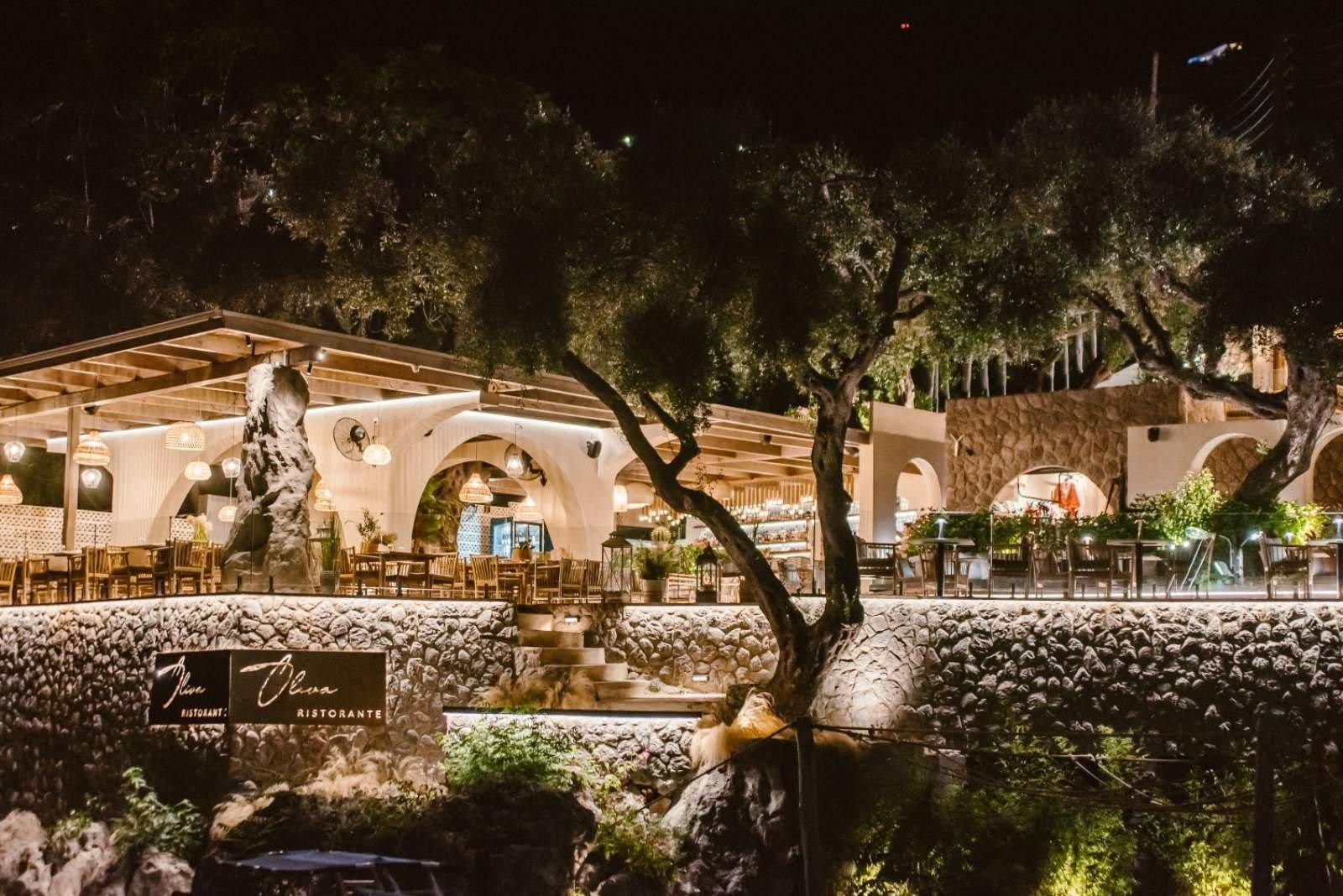 Stylish seaside dining for romantic dinners, family meals and private events.