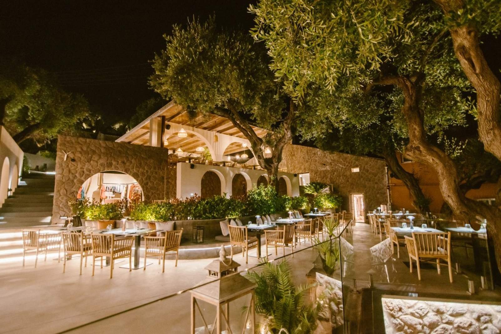 Food, fire and atmosphere shape the evening.